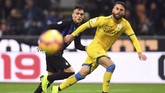 Striker Inter Milan Lautaro Martinez berebut bola dengan pemain Frosinone. Pemain di dua tim itu juga menorehkan lipstik merah di pipinya sebagai kampanye anti kekerasan terhadap perempuan. (REUTERS/Daniele Mascolo)