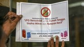 Petugas juga memasang stiker imbauan pemakaian LPG 3 kg (bersubsidi) di salah satu rumah makan. (ANTARA FOTO/Nova Wahyudi)