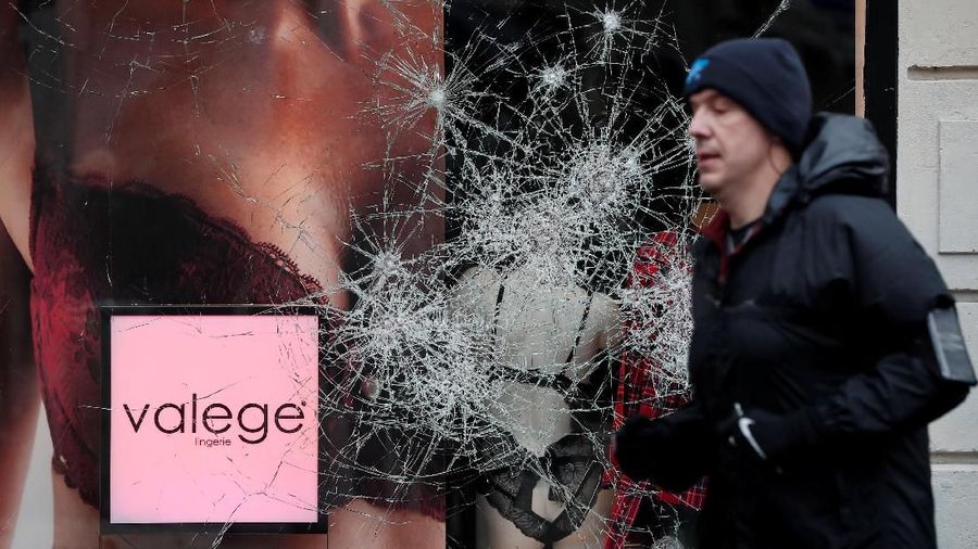 Peristiwa tersebut membuat polisi menahan 101 orang, sementara 24 orang lainnya terluka dalam bentrokan di Champs Elysees, Paris, Prancis.