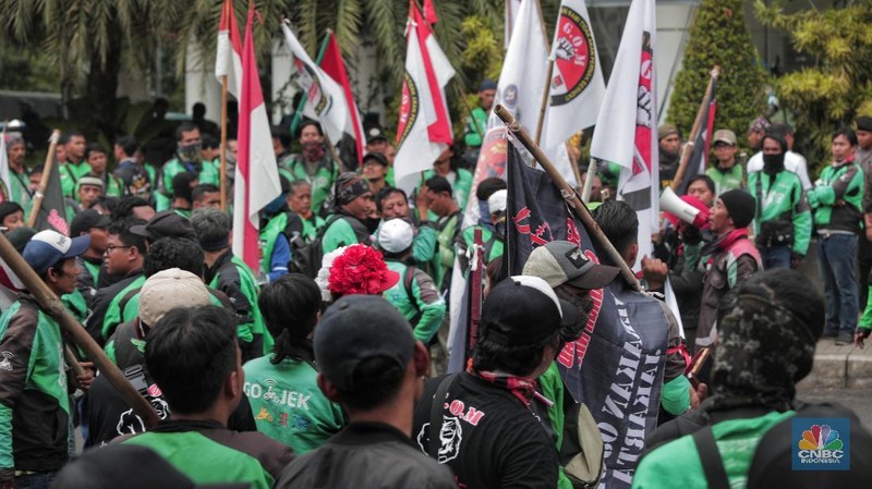 Mereka berdemo meminta agar akun mereka dibuka setelah dibekukan karena berbagai pelanggaran.