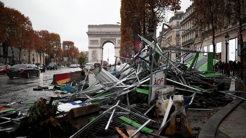 Peristiwa tersebut membuat polisi menahan 101 orang, sementara 24 orang lainnya terluka dalam bentrokan di Champs Elysees, Paris, Prancis.