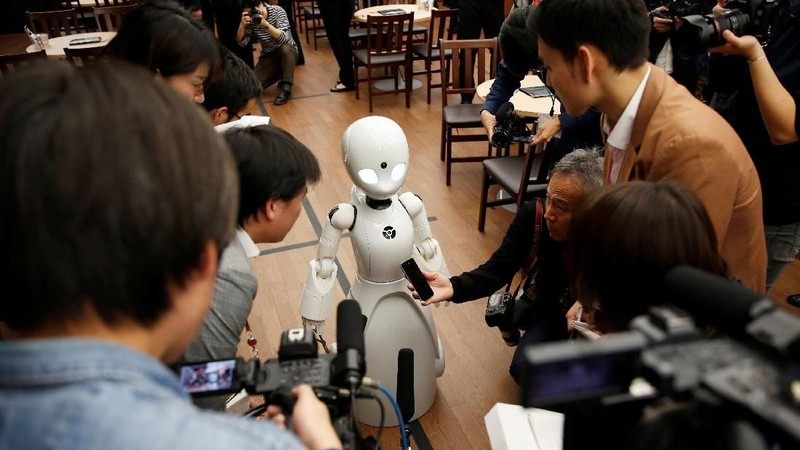 Sepuluh orang dengan penyakit ALS akan mendapatkan ¥ 1.000 atau sekitar Rp 128.000 per jam untuk mengendalikan robot.