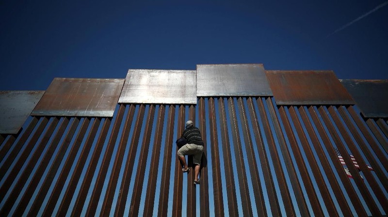 Mereka sempat berhasil menerobos pagar perbatasan di Meksiko, tetapi kemudian dipaksa mundur karena penjaga perbatasan AS menembakkan gas air mata.
