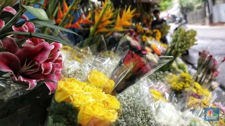Pedagang bunga hias menata tanaman bunga di kawasan Kemang, Jakarta, Senin (26/11/2018). Kementerian Pertanian (Kementan) melalui Direktorat Jenderal Hortikultura tengah berupaya meningkatkan volume ekspor tanaman hias ke berbagai negara. Indonesia memiliki 173 jenis tanaman hias dengan ribuan jenis varietas yang berpotensi tembus pasar Eropa. (CNBC Indonesia/Andrean Kristianto) Pedagang bunga hias menata tanaman bunga di kawasan Kemang, Jakarta, Senin (26/11/2018). Kementerian Pertanian (Kementan) melalui Direktorat Jenderal Hortikultura tengah berupaya meningkatkan volume ekspor tanaman hias ke berbagai negara. Indonesia memiliki 173 jenis tanaman hias dengan ribuan jenis varietas yang berpotensi tembus pasar Eropa. (CNBC Indonesia/Andrean Kristianto)