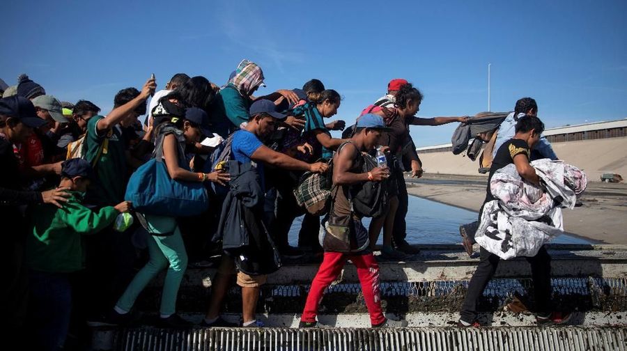 Migran, bagian dari ribuan perjalanan dari Amerika Tengah dalam perjalanan ke Amerika Serikat, menyeberangi sungai Tijuana untuk mencapai dinding perbatasan antara AS dan Meksiko di Tijuana, Meksiko 25 November 2018. REUTERS / Alkis Konstantinidis Migrants, part of a caravan of thousands traveling from Central America en route to the United States, cross the Tijuana river to reach the border wall between the U.S. and Mexico in Tijuana, Mexico November 25, 2018. REUTERS/Alkis Konstantinidis TPX IMAGES OF THE DAY