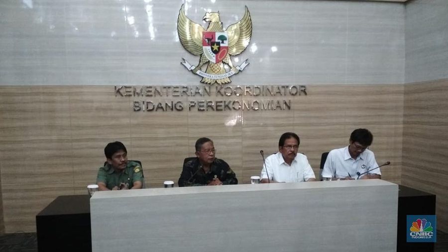 Pemerintah menurunkan pungutan ekspor minyak kelapa sawit (CPO) dan turunannya menjadi nol. Keadaan sudah mendesak karena harga CPO turun tajam.
