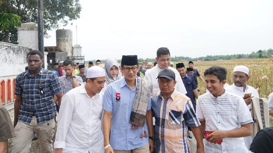 Sandi kagum karena hampir semua yang dimakan para santri dan keluarga merupakan hasil kebun dari wilayah pesantren.
