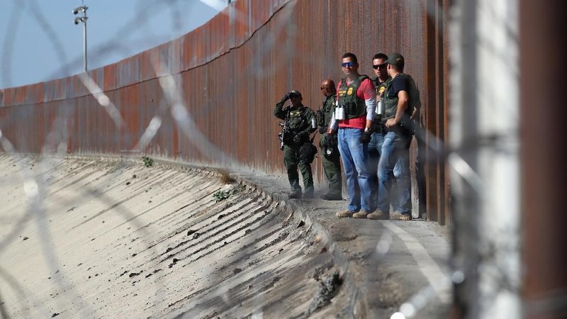 Mereka sempat berhasil menerobos pagar perbatasan di Meksiko, tetapi kemudian dipaksa mundur karena penjaga perbatasan AS menembakkan gas air mata.