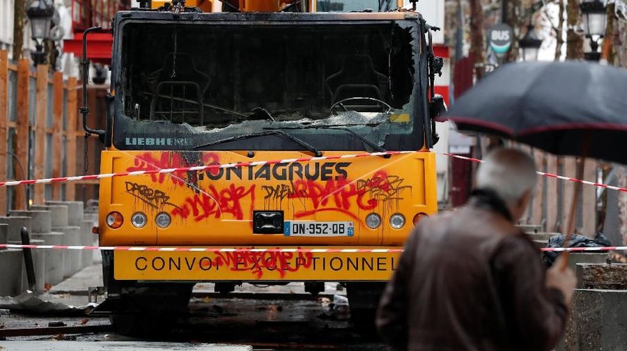Peristiwa tersebut membuat polisi menahan 101 orang, sementara 24 orang lainnya terluka dalam bentrokan di Champs Elysees, Paris, Prancis.