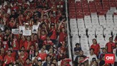 Suporter yang hadir tidak lupa membawa poster yang menuntut pengunduran diri Edy Rahmayadi dari posisi ketua umum PSSI. (CNNIndonesia/Adhi Wicaksono)
