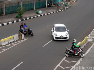 Viral Mobil Lawan Arah Berdalih Buru-buru Antar Anak Sekolah