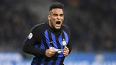 Lautaro Martinez mencetal gol kedua Inter Milan ke gawang Frosinone. I Nerazzurri menang 3-0 atas tim tamu. (REUTERS/Daniele Mascolo)