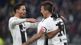 Mario Mandzukic mencetak gol kedua Juventus ke gawang SPAL. Ia juga ikut memakai lipstik di pipinya. (REUTERS/Massimo Pinca)