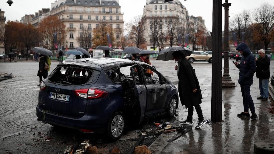Peristiwa tersebut membuat polisi menahan 101 orang, sementara 24 orang lainnya terluka dalam bentrokan di Champs Elysees, Paris, Prancis.