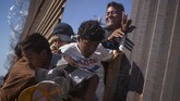 Ketika para imigran bertambah beringas karena perlakuan petugas saat mereka berdemonstrasi, penjaga di AS pun menutup perbatasan selama beberapa jam. (Reuters/Adrees Latif)
