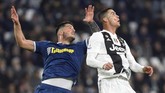 Cristiano Ronaldo duel udara dengan pemain SPAL Kevin Bonifazi. Kedua pemain sama-sama mencoret pipinya dengan lipstik. Coretan pipi dengan lipstik jadi simbol melawan kekerasan terhadap wanita. (REUTERS/Massimo Pinca)