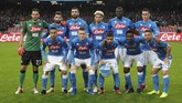 Para pemain Napoli juga menorehkan pipi mereka dengan lipstik merah jelang menghadapi Chievo Verona di Liga Italia Serie A, Minggu (25/11). Napoli ditahan imbang tanpa gol. (REUTERS/Ciro De Luca)