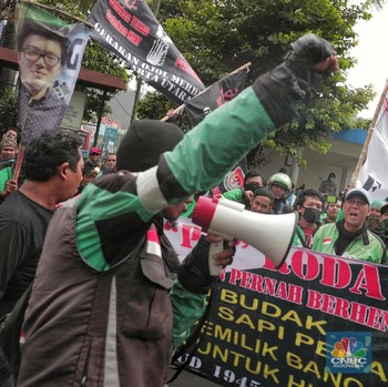 Eks Driver Go-Jek Geruduk Kantor Nadiem, Minta Aktif Kembali