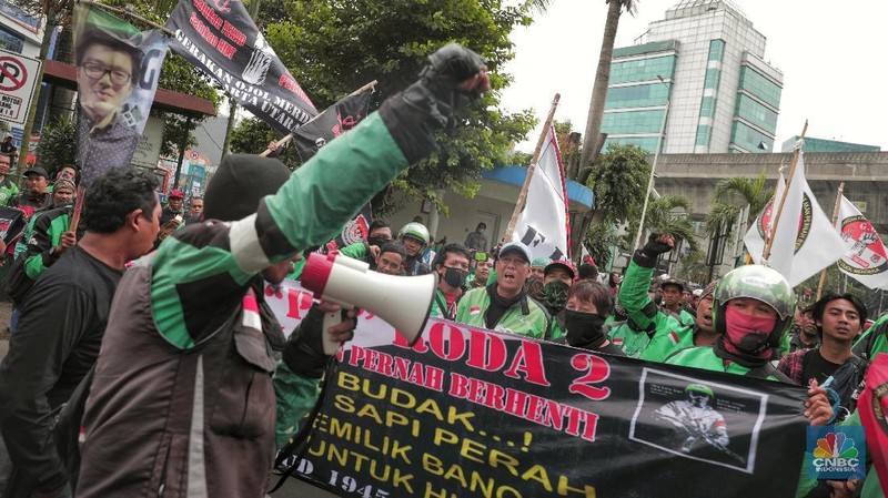 Mereka berdemo meminta agar akun mereka dibuka setelah dibekukan karena berbagai pelanggaran.