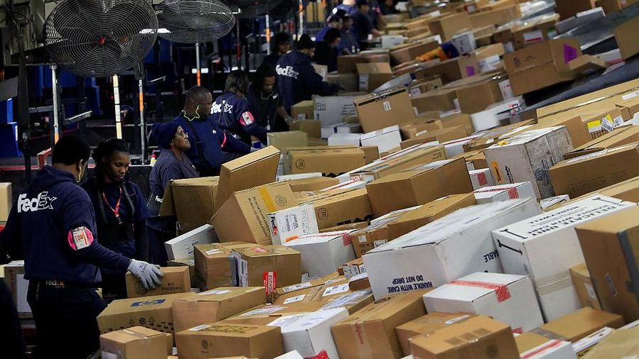 Personel perusahaan jasa antar barang, FedEx mengurutkan barang yang akan dikirim di gudang Memphis World Hub, Tennessee, AS, 15 Desember 2009. REUTERS / Lance Murphey / File Photo