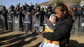 Seorang saksi mata mengatakan kepada Reuters bahwa suasana langsung kacau balau. Seorang gadis terlihat jatuh tak berdaya sementara dua bayi menangis meraung-raung. (Reuters/Lucy Nicholson)