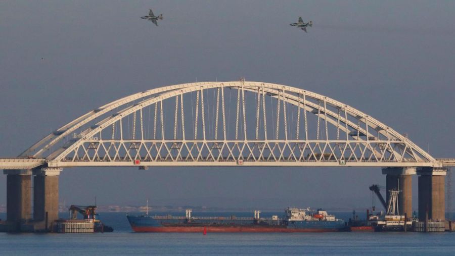 Rusia menyita tiga kapal angkatan laut Ukraina di lepas pantai Semenanjung Crimea hari Minggu setelah menembaki mereka dan melukai beberapa pelautnya.