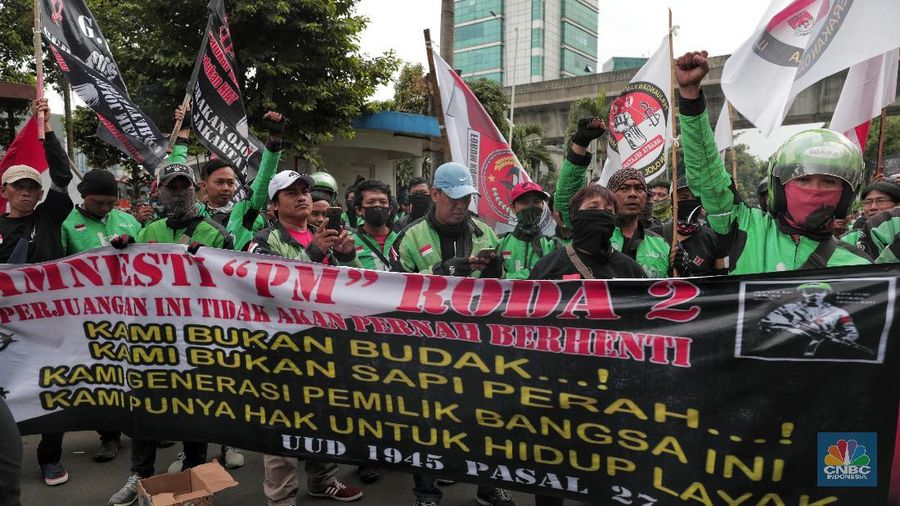 Mereka berdemo meminta agar akun mereka dibuka setelah dibekukan karena berbagai pelanggaran.