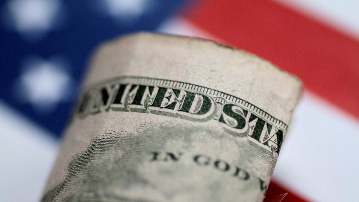 FILE PHOTO: A U.S. five dollar note is seen in this illustration photo June 1, 2017.     REUTERS/Thomas White/Illustration/File Photo