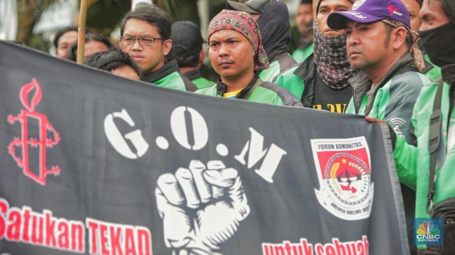 Mereka berdemo meminta agar akun mereka dibuka setelah dibekukan karena berbagai pelanggaran.