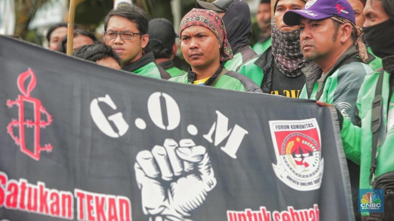 Mereka berdemo meminta agar akun mereka dibuka setelah dibekukan karena berbagai pelanggaran.