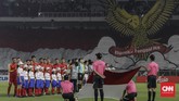 Suporter membentangkan tifo burung Garuda dan tulisan 'Bhinneka Tunggal Ika' serta bendera Merah Putih jelang pertandingan antara Timnas Indonesia vs Filipina di lanjutan fase grup Piala AFF 2018. (CNNIndonesia/Adhi Wicaksono)