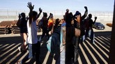 Kebanyakan dari mereka sudah siap dengan konsekuensi ini karena sejak gelombang imigran bergerak dari Amerika Tengah, Presiden Donald Trump sudah mengancam akan melakukan tindakan keras untuk membendung mereka. (Reuters/Jorge Duenes)