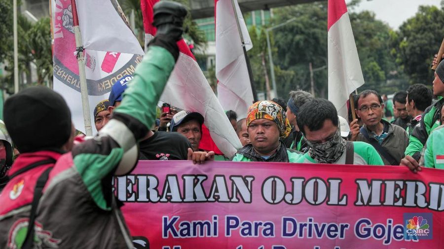 Mereka berdemo meminta agar akun mereka dibuka setelah dibekukan karena berbagai pelanggaran.