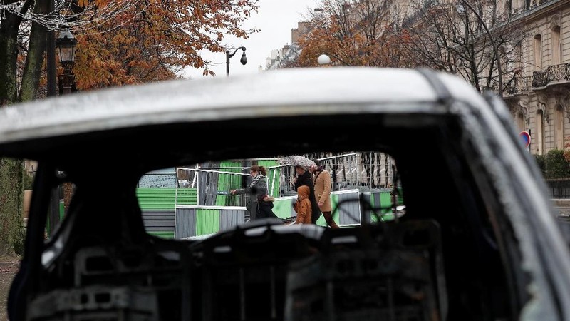 Peristiwa tersebut membuat polisi menahan 101 orang, sementara 24 orang lainnya terluka dalam bentrokan di Champs Elysees, Paris, Prancis.