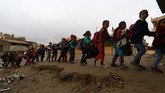 Mereka terpaksa belajar di sekolah dengan kondisi seadanya lantaran rusak akibat pertempuran. (REUTERS/Aboud Hamam)