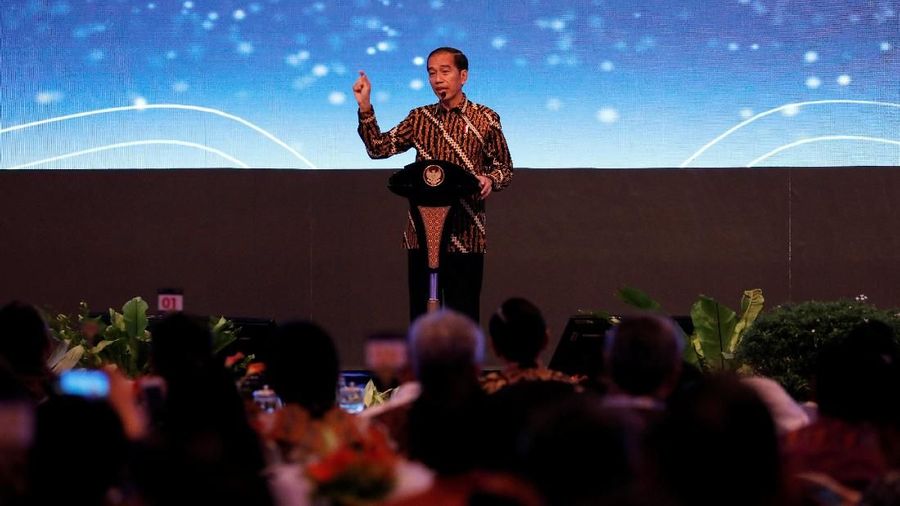 Jokowi menegaskan tidak akan ragu menggigit kepada siapa saja yang menghalangi upaya pemerintah dalam menekan angka impor