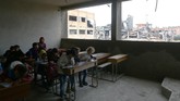 Anak-anak di Raqqa sangat membutuhkan bantuan buku-buku, guru, dan fasilitas penunjang pendidikan lainnya. (REUTERS/Aboud Hamam)