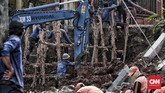 Dari hasil tinjauannya, Gubernur DKI Anies Baswedan menyatakan di bawah lokasi longsor terdapat saluran tanpa tempat keluarnya air. Walhasil, diduga air menggerus struktur tanah di lokasi itu sehingga muncul rongga di bawah jalan kompleks. (CNN Indonesia/Andry Novelino)