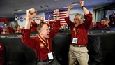Insinyur NASA, Kris Bruvold dan Sandy Krasner menunjukkan kelegaannya saat pesawat ruang angkasa InSight mendarat di permukaan Mars setelah enam bulan perjalanan. (Al Seib/REUTERS)