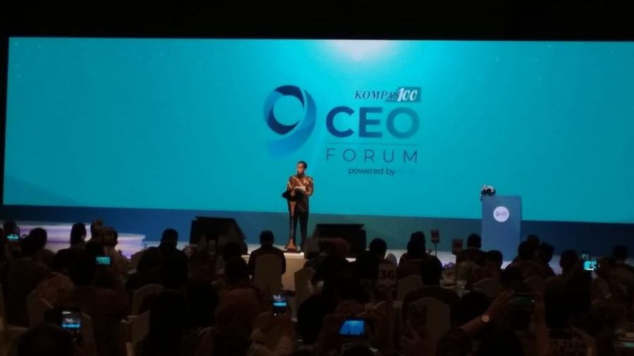 Jokowi menilai pembangunan runway 3 telat.