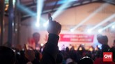 Kepada ribuan relawan yang menggunakan topeng wajah Jokowi, Presiden petahana RI Jokowi lantas melantik dan memberi mandat untuk mendukung dirinya dan Ma'ruf untuk memenangi Pilpres 2019 yang hari pencoblosannya digelar pada 17 April 2019. (CNN Indonesia/ Harvey Darian)