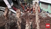 Peristiwa tanah longsor terjadi di Jalan Pesona Kalisari, Pasar Rebo, Jakarta Timur pada Senin (26/11). Gubernur DKI Jakarta Anies Baswedan mengatakan tidak ada korban jiwa dalam peristiwa tersebut. Kendati demikian, satu rumah rusak akibat longsor itu. (CNN Indonesia/Andry Novelino)