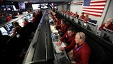 Para insinyur NASA berada dalam fasilitas operasi penerbangan ruang angkasa di Jet Propulsion Laboratory (JPL) sedang menantikan pendaratan Insight di Mars. (Al Seib/REUTERS)