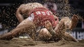 Dua pegulat berkompetisi di kelas 80kg dalam ronde kualifikasi di Korea Open Ssireum Festival di Andong. (Photo by Ed JONES / AFP)