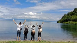Keseruan Para Milenial Menjelajah Sisi Lain Danau Toba
