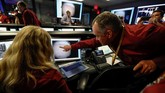 Beberapa menit kemudian, pengendali JPL menerima foto 'selfie' kabur dari lingkungan baru penyelidikan di Planet Merah. (Al Seib/REUTERS)