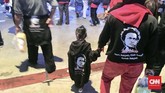 Beberapa dari para relawan itu terlihat ada pula yang membawa anak mereka. Tak ketinggalan seperti orang dewasa, mereka pun diberikan atribut. (CNNIndonesia/Joko Panji Sasongko)