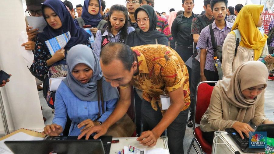 Pencari kerja memadati gelaran Job For Career Festival 2018 di area Stadion Gelora Bung Karno, Jakarta, Selasa (27/11). Angka pengangguran pada Agustus 2018 tercatat 7 juta orang, menurun 40 ribu orang dibanding Agustus 2017 lalu. (CNBC Indonesia/Andrean Kristianto)