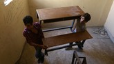 Anak-anak di Raqqa bahu membahu mencari perlengkapan belajar dan kelas, karena kebanyakan sekolah hancur lebur karena perang. (REUTERS/Aboud Hamam)