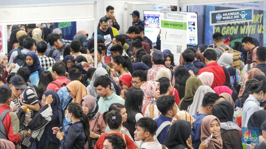 Pencari kerja memadati gelaran Job For Career Festival 2018 di area Stadion Gelora Bung Karno, Jakarta, Selasa (27/11). Angka pengangguran pada Agustus 2018 tercatat 7 juta orang, menurun 40 ribu orang dibanding Agustus 2017 lalu. (CNBC Indonesia/Andrean Kristianto)